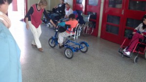 Entrega de Triciclo en Escuela